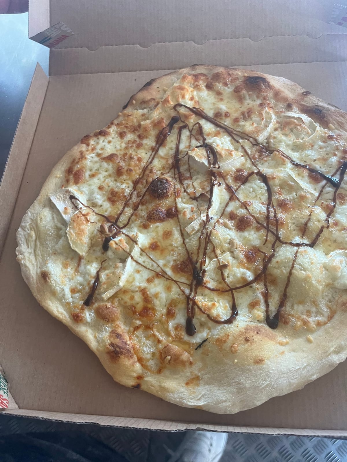 Pizza blanche artisanale relevée d'un filet de vinaigre balsamique