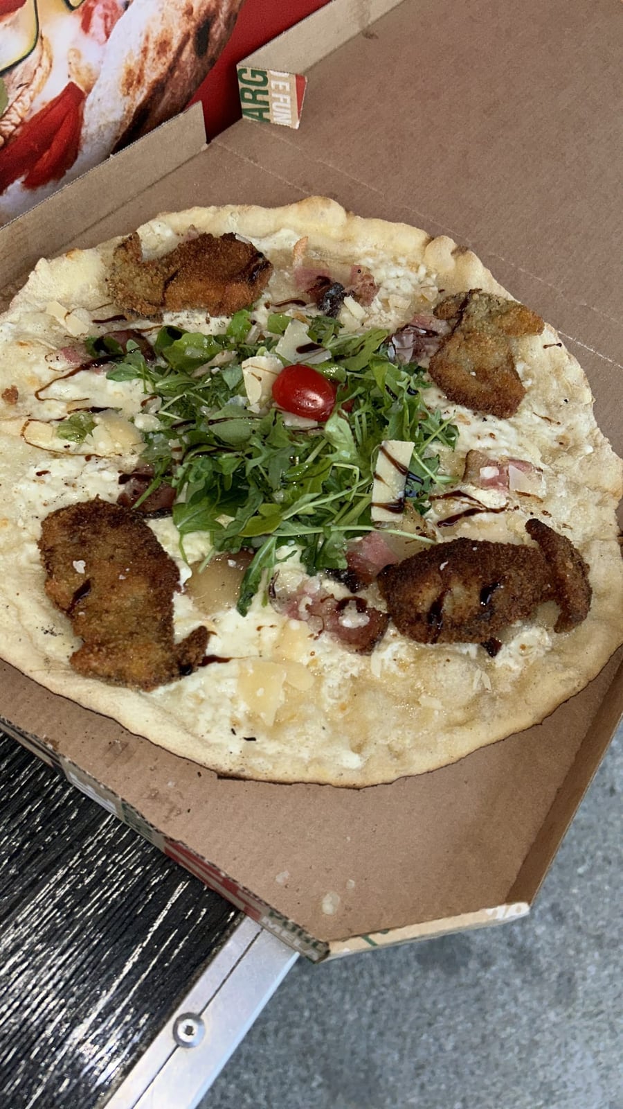 Pizza roquette, parmesan et balsamique, sortie du four électrique