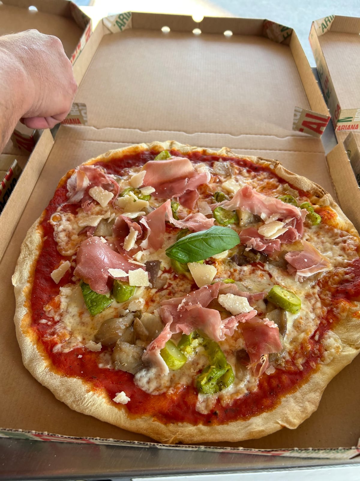 Pizza au jambon cru, poivrons grillés et copeaux de parmesan