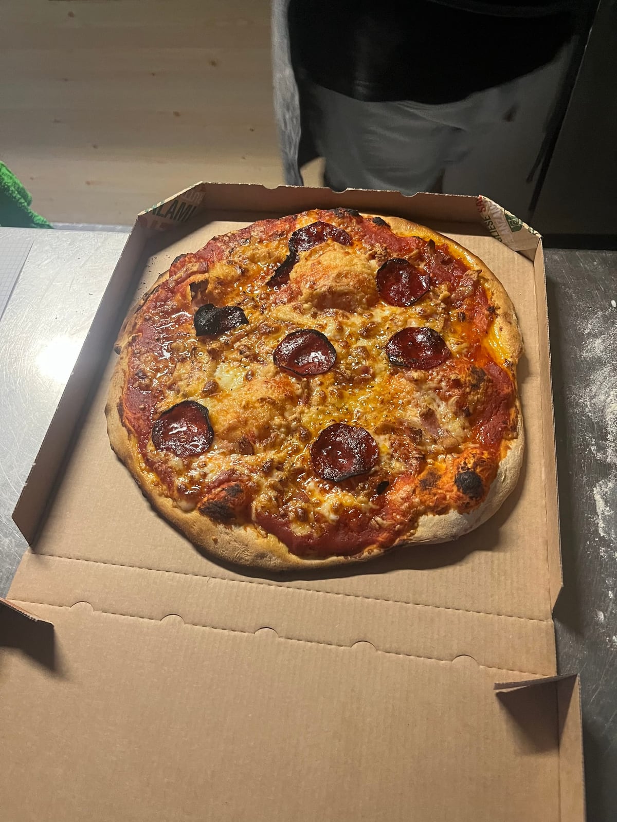 La Calabrese — pizza artisanale au four électrique, Pizzeria Sian D'Acqui à Saint-Roman-de-Bellet