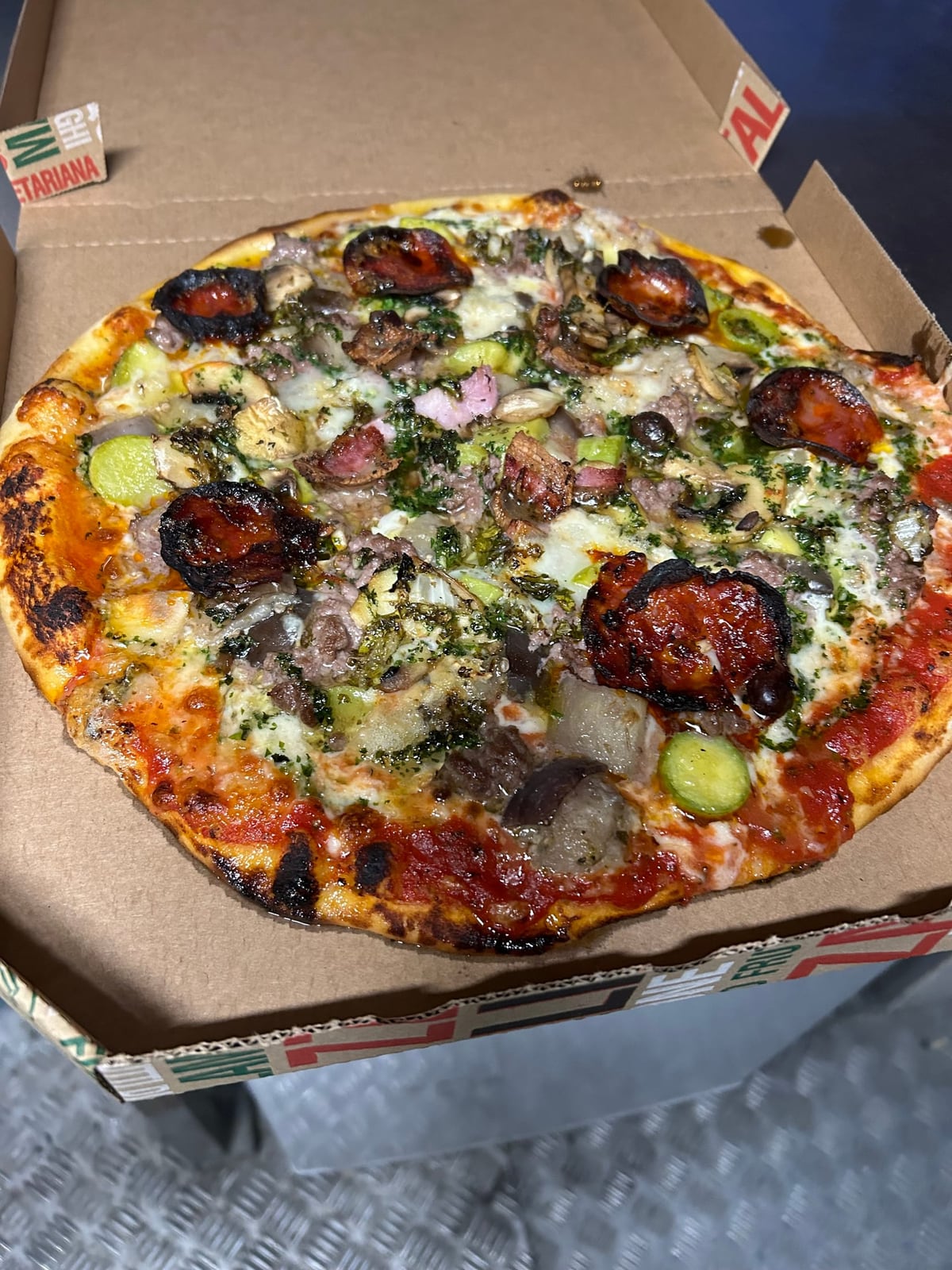 Pizza aux légumes grillés et charcuterie italienne