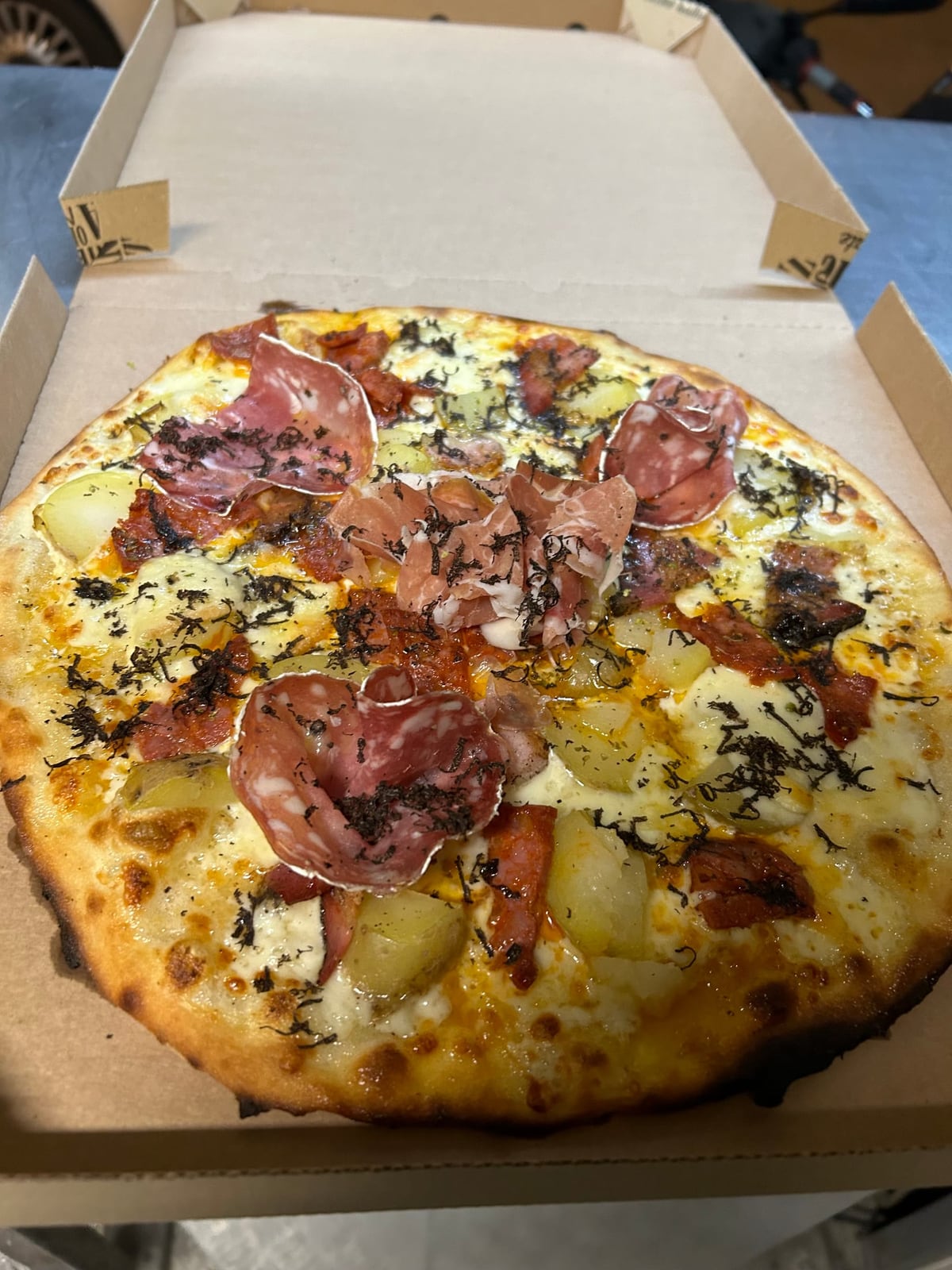 Pizza artisanale généreusement garnie, à emporter sur la colline de Bellet