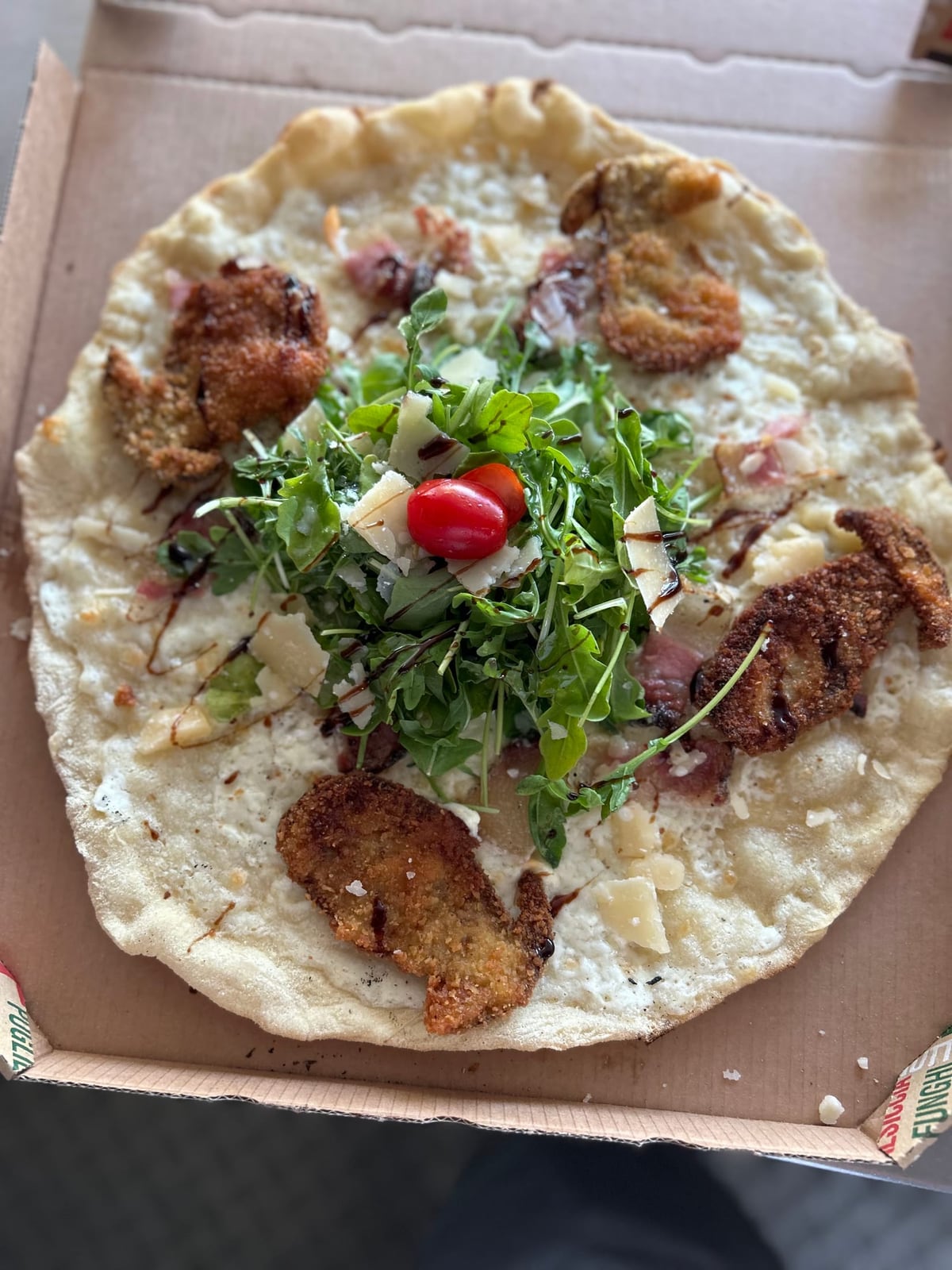 Pizza blanche base crème, roquette et parmesan