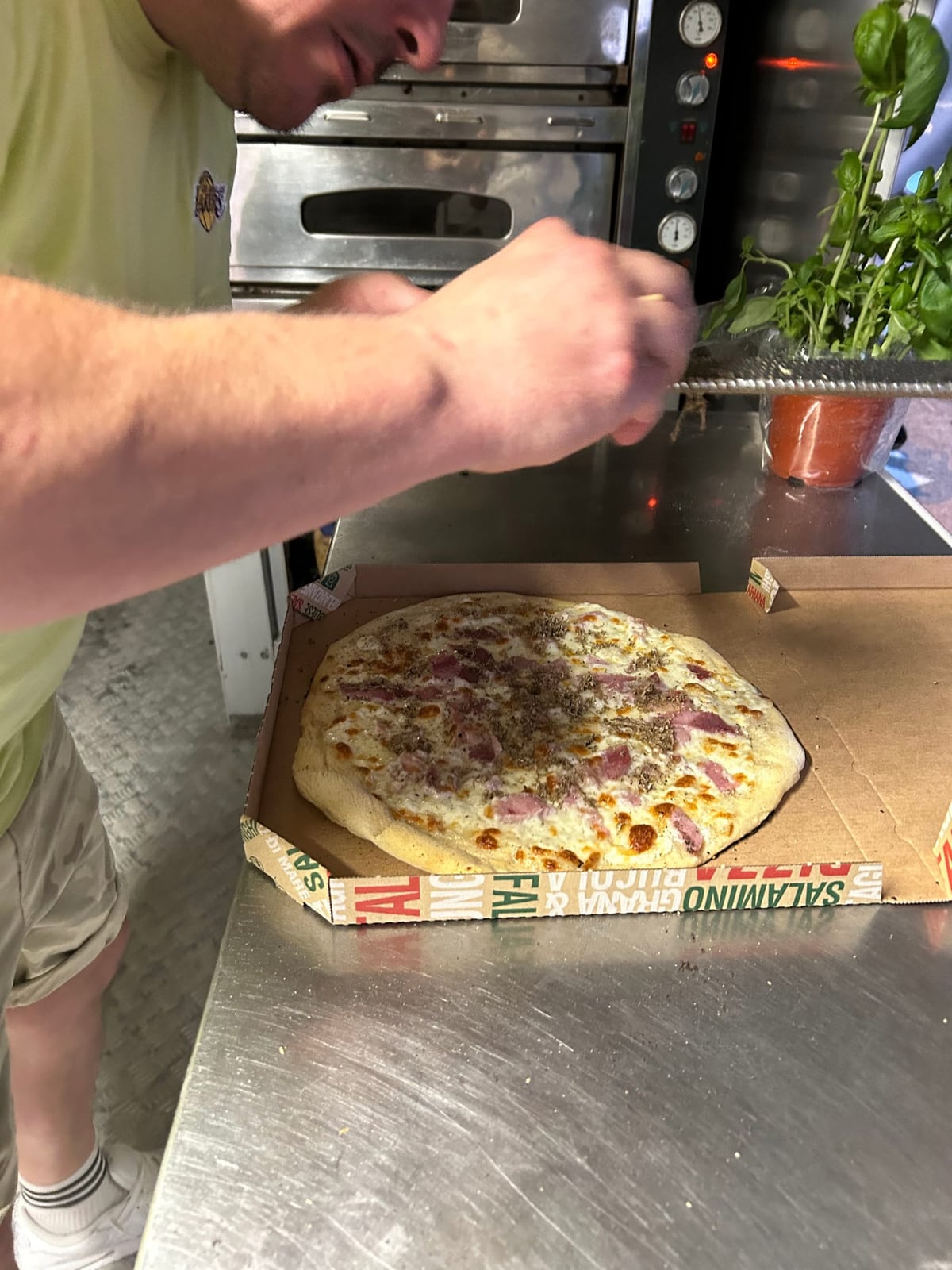 Cuisson d'une pizza artisanale dans le four électrique de la pizzeria