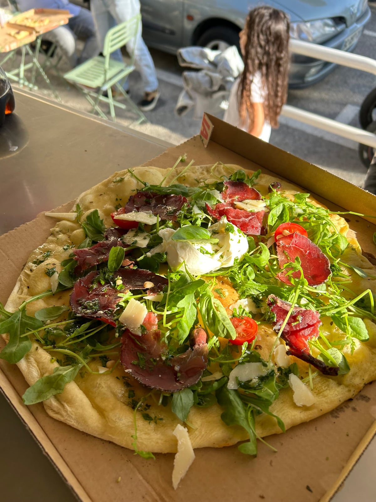 Pizza bresaola, burrata et roquette fraîche