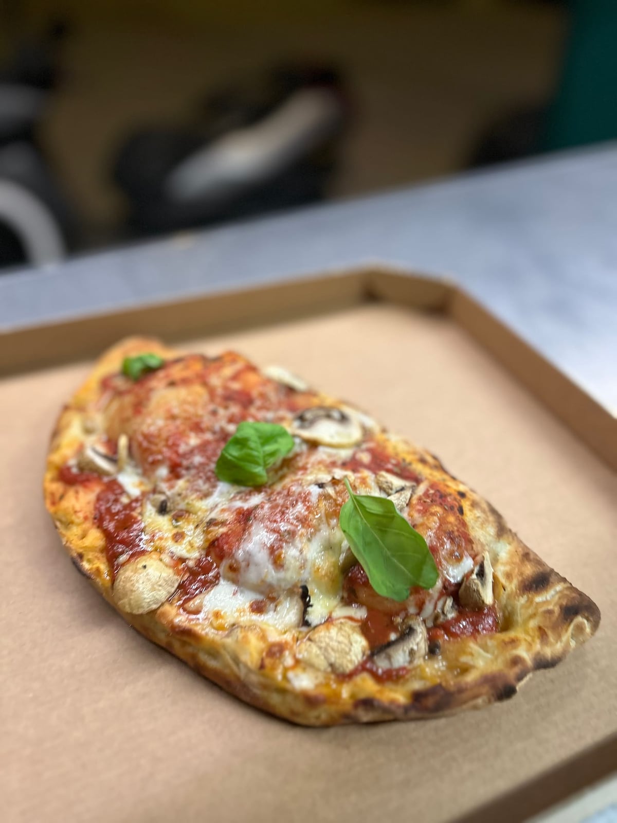 Pizza végétarienne aux champignons, mozzarella et basilic frais