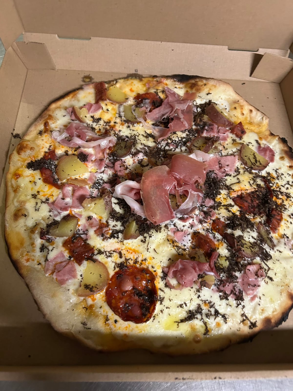 Pizza à la truffe, pommes de terre et jambon — spécialité de Sian D'Acqui